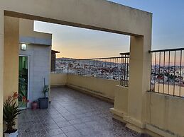 Familiar Luxury Apartment