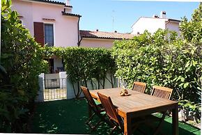 Cosy two - Storey Villa With a Garden and a Shared Swimming Pool