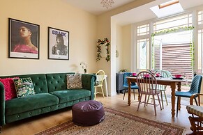 Bright And Beautiful City Cottage With Courtyard