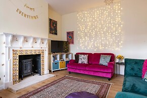 Bright And Beautiful City Cottage With Courtyard