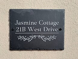 Bright And Beautiful City Cottage With Courtyard