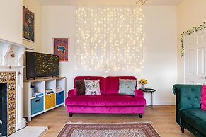 Bright And Beautiful City Cottage With Courtyard