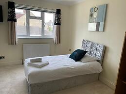 3-bed Semi-detached House, Wifi, Parking, Outdoor Space