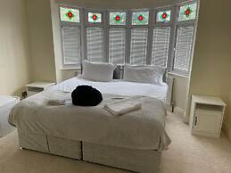 3-bed Semi-detached House, Wifi, Parking, Outdoor Space