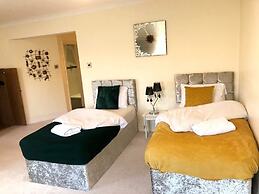 3-bed Semi-detached House, Wifi, Parking, Outdoor Space