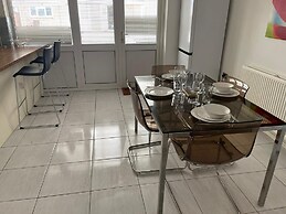 3-bed Semi-detached House, Wifi, Parking, Outdoor Space