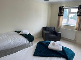 3-bed Semi-detached House, Wifi, Parking, Outdoor Space