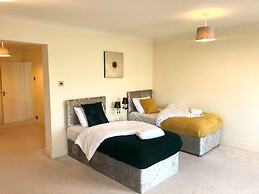 3-bed Semi-detached House, Wifi, Parking, Outdoor Space