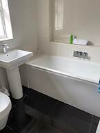 3-bed Semi-detached House, Wifi, Parking, Outdoor Space