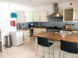 3-bed Semi-detached House, Wifi, Parking, Outdoor Space