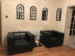 3-bed Semi-detached House, Wifi, Parking, Outdoor Space