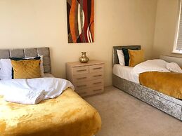 3-bed Semi-detached House, Wifi, Parking, Outdoor Space