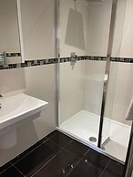 3-bed Semi-detached House, Wifi, Parking, Outdoor Space