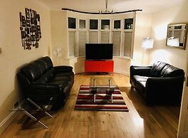 3-bed Semi-detached House, Wifi, Parking, Outdoor Space