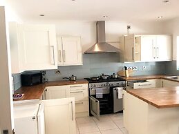 3-bed Semi-detached House, Wifi, Parking, Outdoor Space