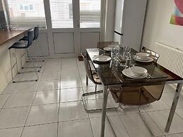 3-bed Semi-detached House, Wifi, Parking, Outdoor Space