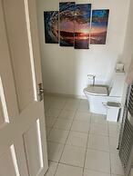 3-bed Semi-detached House, Wifi, Parking, Outdoor Space