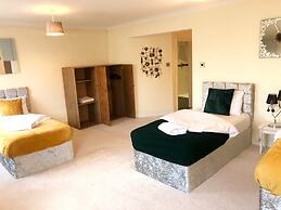 3-bed Semi-detached House, Wifi, Parking, Outdoor Space