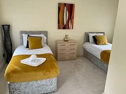 3-bed Semi-detached House, Wifi, Parking, Outdoor Space