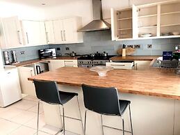 3-bed Semi-detached House, Wifi, Parking, Outdoor Space