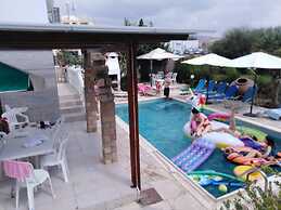 Huge ! Lovely! Private! Villa in The Heart Of Coral Bay! Car Not Essen