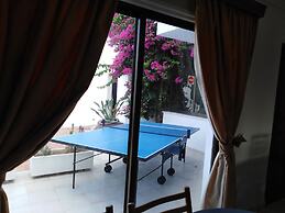 Huge ! Lovely! Private! Villa in The Heart Of Coral Bay! Car Not Essen
