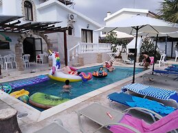 Huge ! Lovely! Private! Villa in The Heart Of Coral Bay! Car Not Essen