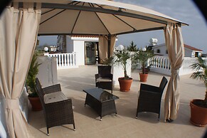 Huge ! Lovely! Private! Villa in The Heart Of Coral Bay! Car Not Essen