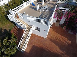 Huge ! Lovely! Private! Villa in The Heart Of Coral Bay! Car Not Essen