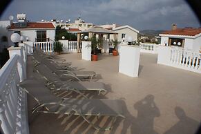 Huge ! Lovely! Private! Villa in The Heart Of Coral Bay! Car Not Essen