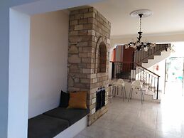 Huge ! Lovely! Private! Villa in The Heart Of Coral Bay! Car Not Essen