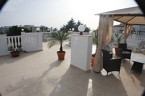 Huge ! Lovely! Private! Villa in The Heart Of Coral Bay! Car Not Essen