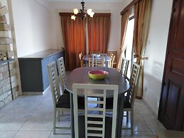 Huge ! Lovely! Private! Villa in The Heart Of Coral Bay! Car Not Essen