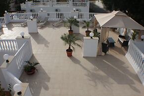 Huge ! Lovely! Private! Villa in The Heart Of Coral Bay! Car Not Essen