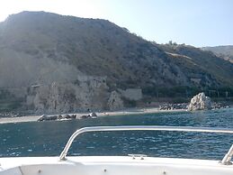 Detached Villa 20m From the sea for Stays and spa Treatments Near Taor