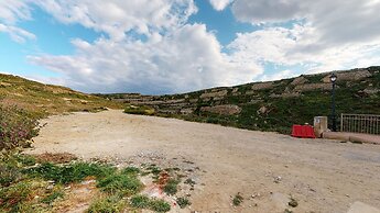 Gozo Bus Glamping - Stay on a 1974 Vintage Maltese bus in Xlendi