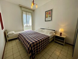 Flat by the sea With Sunny Terrace - Beahost