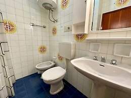 Flat by the sea With Sunny Terrace - Beahost