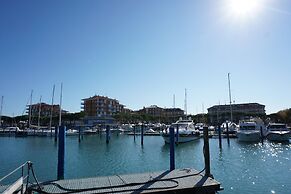 Flat by the sea With Sunny Terrace - Beahost