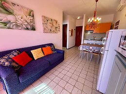 Flat by the sea With Sunny Terrace - Beahost