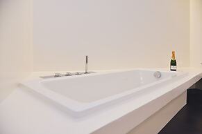 One & Only Lake View Penthouse No01