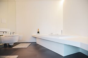 One & Only Lake View Penthouse No01