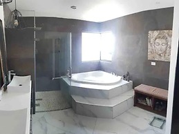 Beautiful, Comfortable House With Pool Jacuzzi With Warm Water