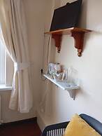 Room in Apartment - 1 Bedroom In A Homely Home With A Lovely Farm