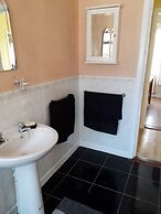 Room in Apartment - 1 Bedroom In A Homely Home With A Lovely Farm