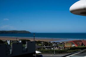 4br-8guests-balcony-beachview-pool-pets