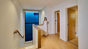 Modern 4 BR villa-golf view for family