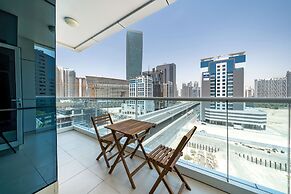 Stunning Business Bay Apartment With Balcony