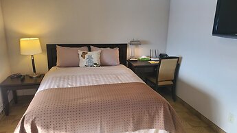 Shoreside Inn & Suites