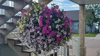 Shoreside Inn & Suites